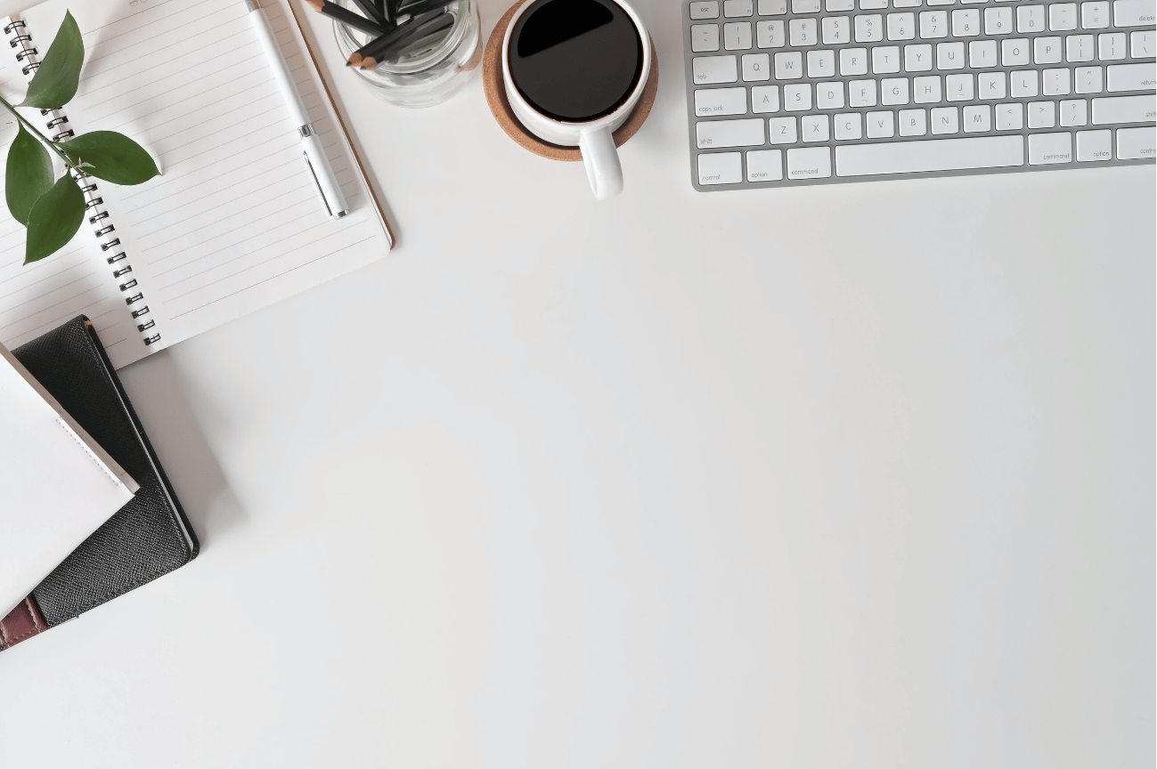 Schreibtisch mit Tastatur und Notizbuch